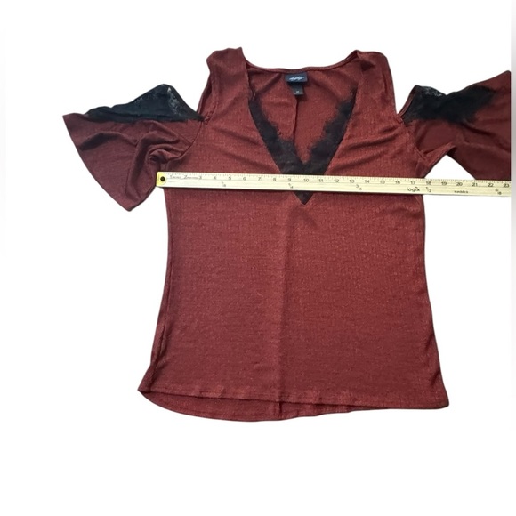 Daytrip cold shoulder Blouse in burnt Orange with Lace Accents - Picture 4 of 5